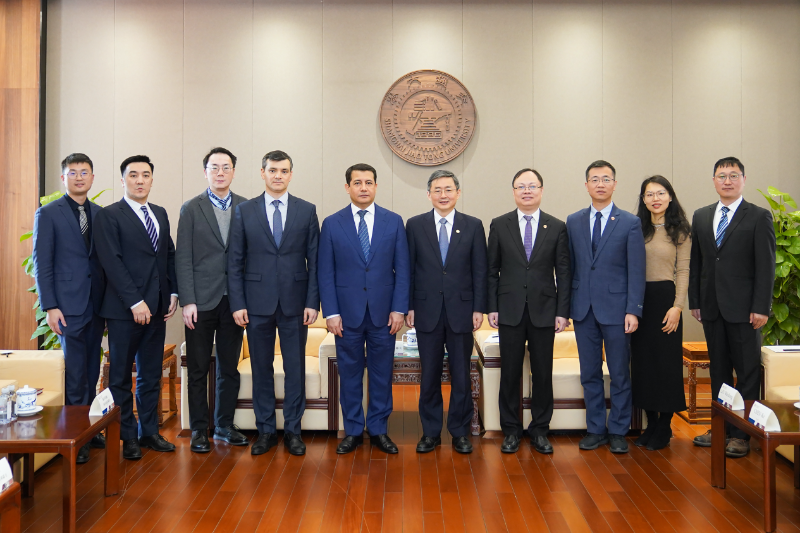 The school leadership meets with the Ambassador of Uzbekistan to China and his delegation