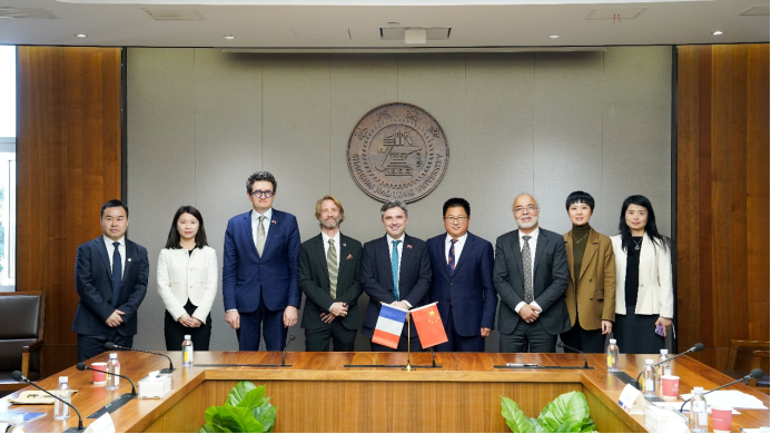法国驻上海总领事馆代表团访问上海交通大学