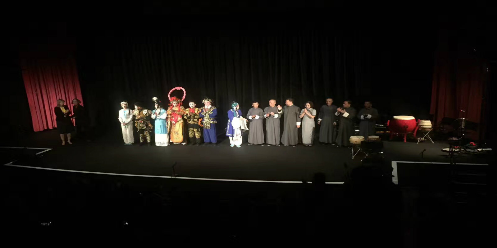 style=text-indent:2em; /> </div> <div style=text-align:center;> <span style=text-indent:2em;>图三:哈默博物馆演出谢幕</span> </div> <p> <br /> </p> <p style=text-indent:2em;> 在演出之前,即21日当天下午,洛加大孔子学院引领代表团来到洛加大世界舞蹈历史大师课堂。艺术家们以《打神》为例,结合各自的表演经验,同现场60多位学生分享、介绍了川剧艺术的特点与风格。苏珊院长做了精彩的翻译。 </p> <p style=text-indent:2em;> 次日,代表团又应洛加大戏剧学院的邀请第二次开设了大师课,受到美国学生的热烈欢迎。孔子学院北京总部项目官员张丽丽听完课后也激动地说,在国内都很少有机会能如此深入了解戏曲,她在下面听着既感动又骄傲。 </p> <p style=text-indent:2em;> 美国洛杉矶当地时间2月24日晚上7:30分,“川韵蜀戏”走进了圣塔芭芭拉加州大学孔子学院,再次表演了《打神》和《金山寺》等经典剧目,老师和同学们都陶醉在川剧之美中,深深为之折服,演出团队也向当地孔子学院赠送了书法作品。 </p> <div style=text-align:center;> <span style=text-indent:2em;></span><img src=/public/pre/02212420_7988.jpg alt=